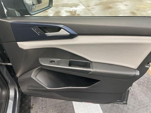 Platinum Gray Metallic 2022 Volkswagen Taos 1.5T SE