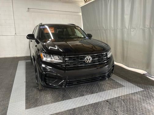 Deep Black Pearl Effect 2023 Volkswagen Atlas Cross Sport 3.6 V6 SEL R-Line Black