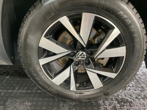 Pure White 2022 Volkswagen Atlas Cross Sport 2.0T SE