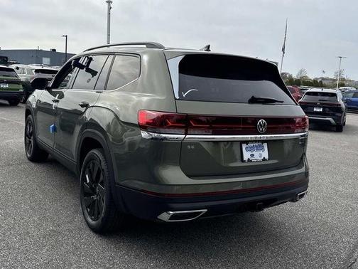 Avocado Green Pearl 2026 Volkswagen Atlas 2.0T SE W/TECHNOLOGY