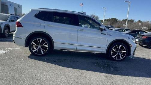 Oryx White Pearl Effect 2022 Volkswagen Tiguan 2.0T SEL R-Line