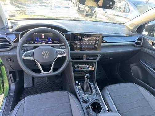 Bright Moss Green W/Deep Black Roof 2026 Volkswagen Taos 1.5T SE Black