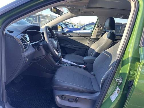 Bright Moss Green W/Deep Black Roof 2026 Volkswagen Taos 1.5T SE Black