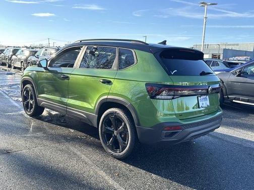 Bright Moss Green W/Deep Black Roof 2026 Volkswagen Taos 1.5T SE Black