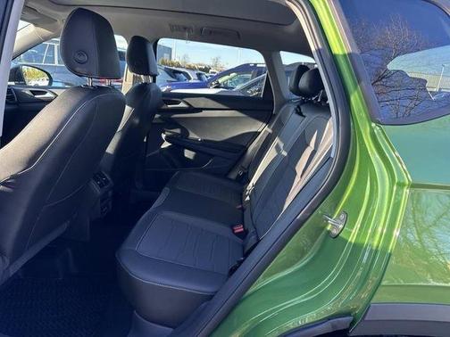 Bright Moss Green W/Deep Black Roof 2026 Volkswagen Taos 1.5T SE Black
