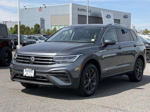 Platinum Gray Metallic 2024 Volkswagen Tiguan 2.0T SE