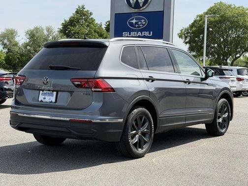 Platinum Gray Metallic 2024 Volkswagen Tiguan 2.0T SE