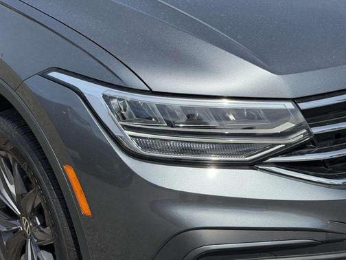 Platinum Gray Metallic 2024 Volkswagen Tiguan 2.0T SE