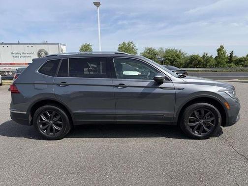 Platinum Gray Metallic 2024 Volkswagen Tiguan 2.0T SE