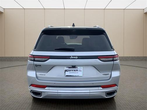 2022 Jeep Grand Cherokee Summit