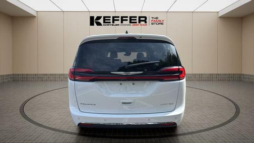 Bright White Clearcoat 2024 Chrysler Pacifica Limited