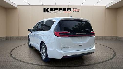 Bright White Clearcoat 2024 Chrysler Pacifica Limited