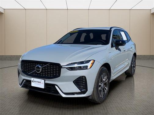2024 Volvo XC60 Recharge Plug-In Hybrid T8 Core Dark Theme