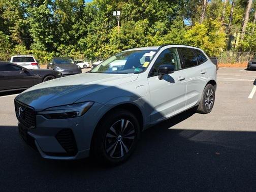 2024 Volvo XC60 Recharge Plug-In Hybrid T8 Core Dark Theme
