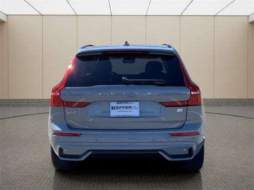 2024 Volvo XC60 Recharge Plug-In Hybrid T8 Core Dark Theme