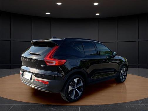 2025 Volvo XC40 B5 Plus Dark Theme