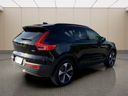 2025 Volvo XC40 B5 Plus Dark Theme