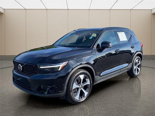 2025 Volvo XC40 B5 Plus Dark Theme