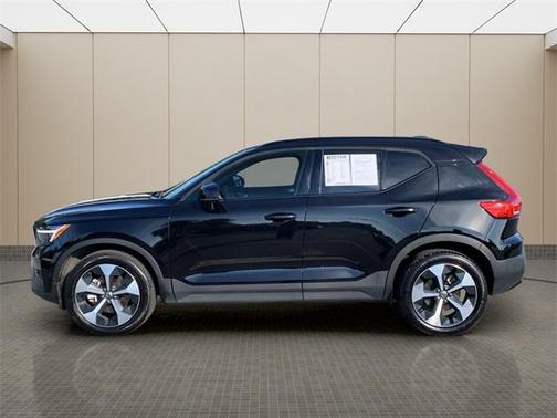 2025 Volvo XC40 B5 Plus Dark Theme