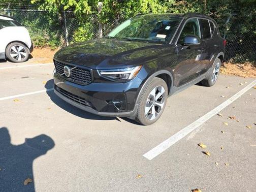 2025 Volvo XC40 B5 Plus Dark Theme