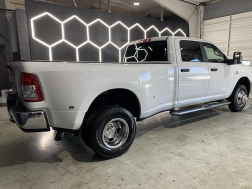 2024 RAM 3500 Big Horn Crew Cab 4x4 8' Box