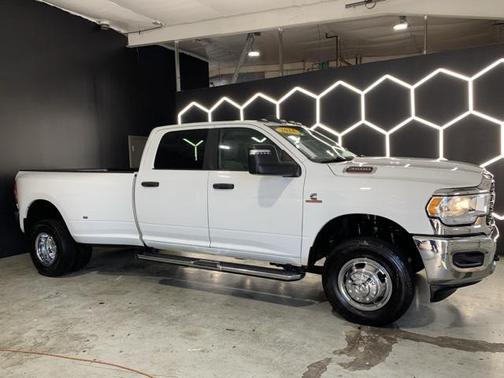 2024 RAM 3500 Big Horn Crew Cab 4x4 8' Box