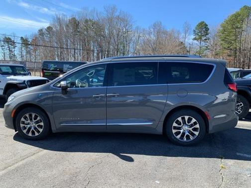 2025 Chrysler Pacifica L