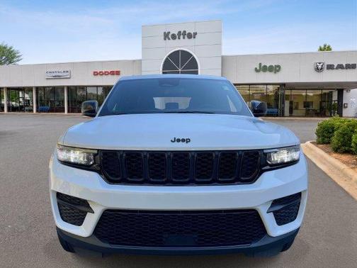 Bright White Clearcoat 2023 Jeep Grand Cherokee Altitude