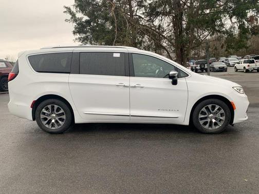 2025 Chrysler Pacifica L