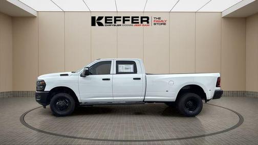 Bright White Clearcoat 2026 RAM 3500 Tradesman Crew Cab 4x4 8' Box