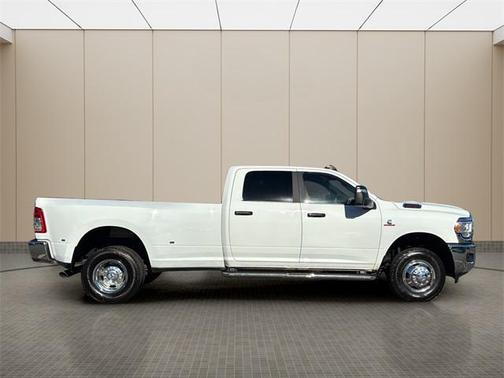 2024 RAM 3500 Big Horn Crew Cab 4x4 8' Box