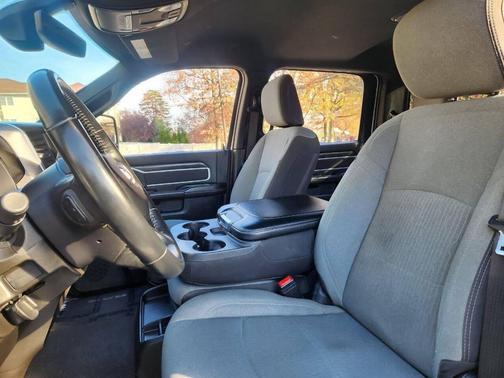 2024 RAM 3500 Big Horn 4x4 4dr Crew Cab 8 ft. LB DRW Pickup