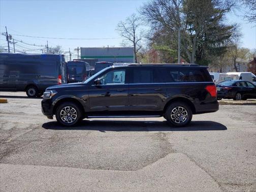 2023 Ford Expedition XLT 4x4 4dr SUV