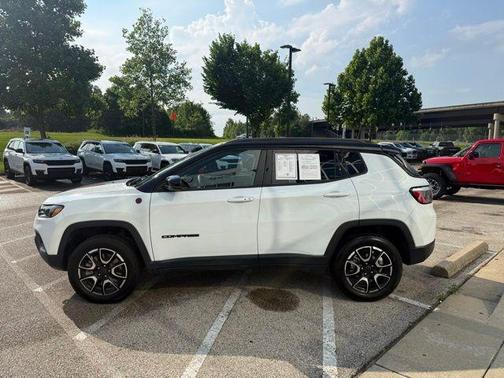 Bright White Clearcoat 2025 Jeep Compass Trailhawk