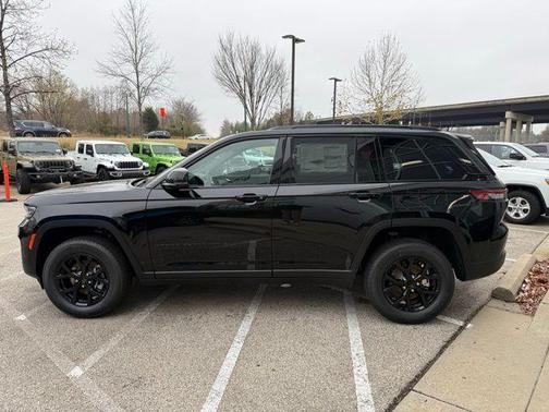 2025 Jeep Grand Cherokee Laredo