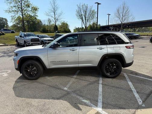 2025 Jeep Grand Cherokee Laredo