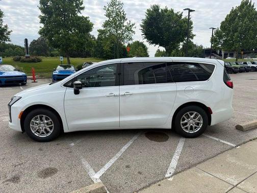PW7 2027 Chrysler Pacifica SELECT