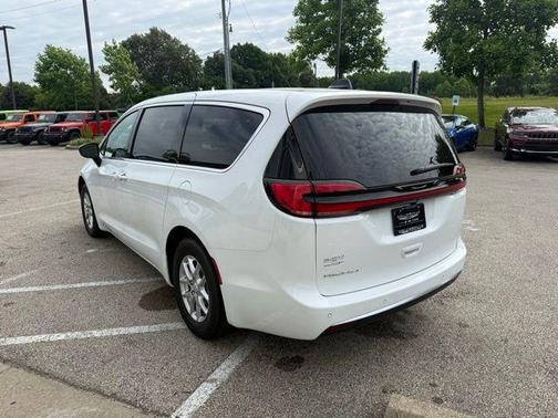 PW7 2027 Chrysler Pacifica SELECT