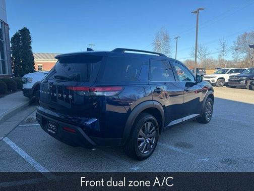 2025 Nissan Pathfinder SV