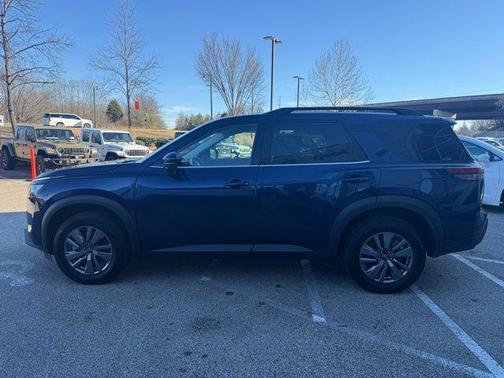 2025 Nissan Pathfinder SV