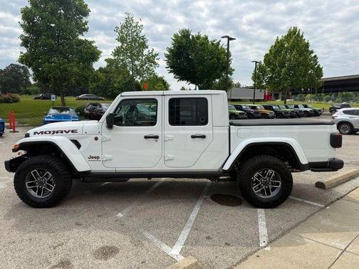 Bright White Clearcoat 2026 Jeep Gladiator Mojave