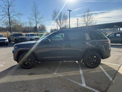 Metallic 2025 Jeep Grand Cherokee Laredo