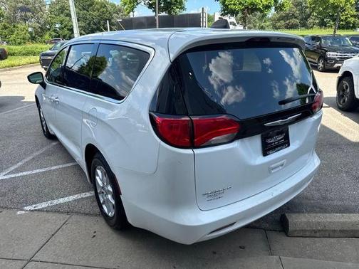 2022 Chrysler Voyager LX