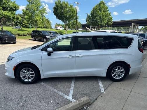 2022 Chrysler Voyager LX