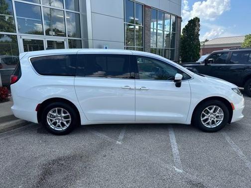 2022 Chrysler Voyager LX