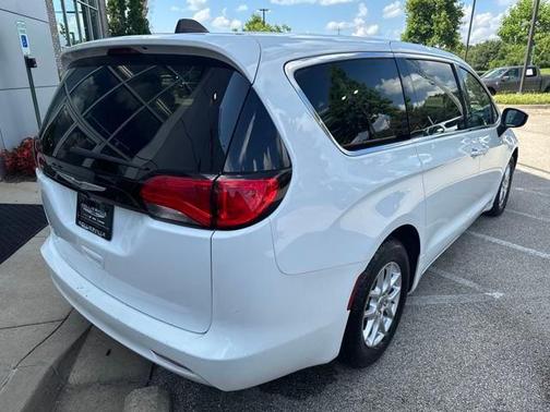 2022 Chrysler Voyager LX