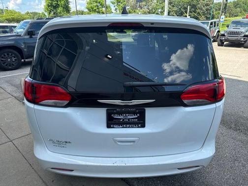 2022 Chrysler Voyager LX