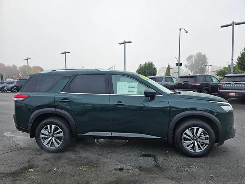 2025 Nissan Pathfinder SL 4WD