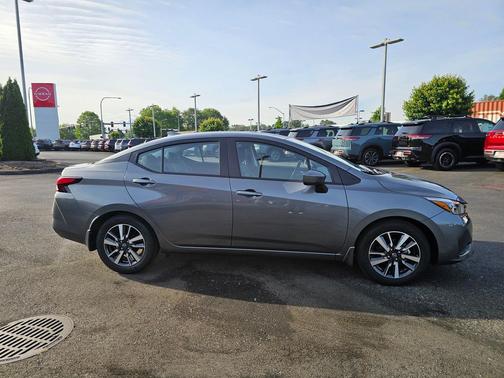 Gun Metallic 2025 Nissan Versa 1.6 SV
