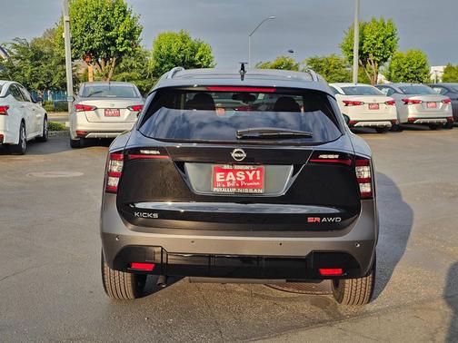 2025 Nissan Kicks SR